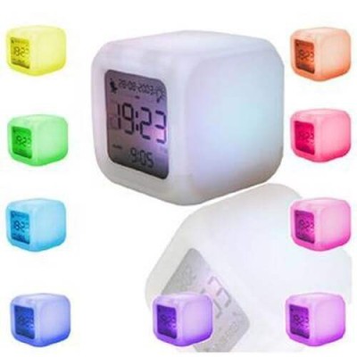 LED часовник с форма на куб