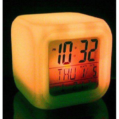 LED часовник с форма на куб