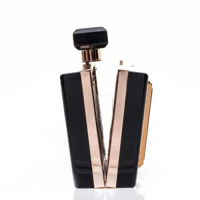Стилна дамска чанта с форма на френски парфюм