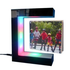 Левитираща фото рамка със светеща стойка 