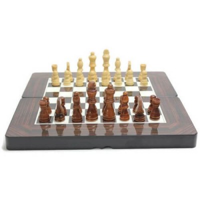 Шах и табла с дървени фигури